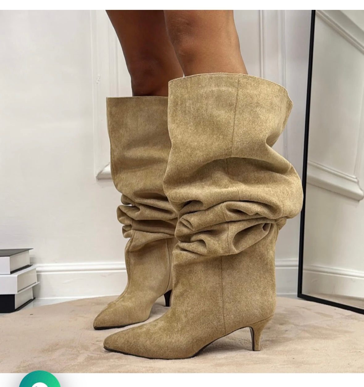 Stivali alti in camoscio beige