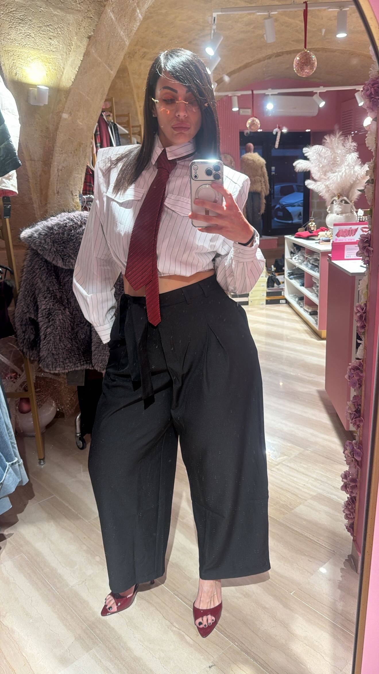 pantalone nero con fiocco laterale