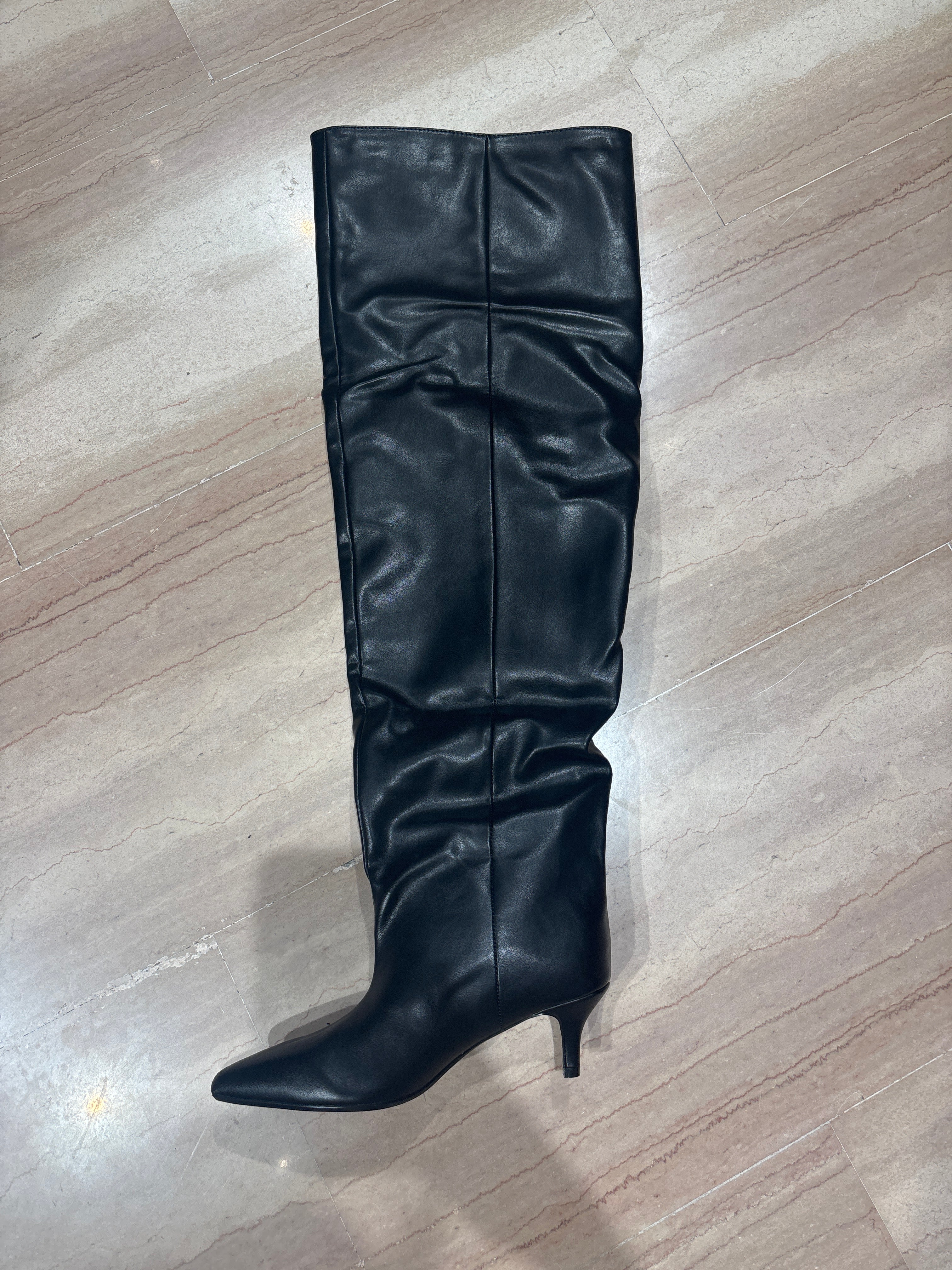 Stivale alto nero di pelle