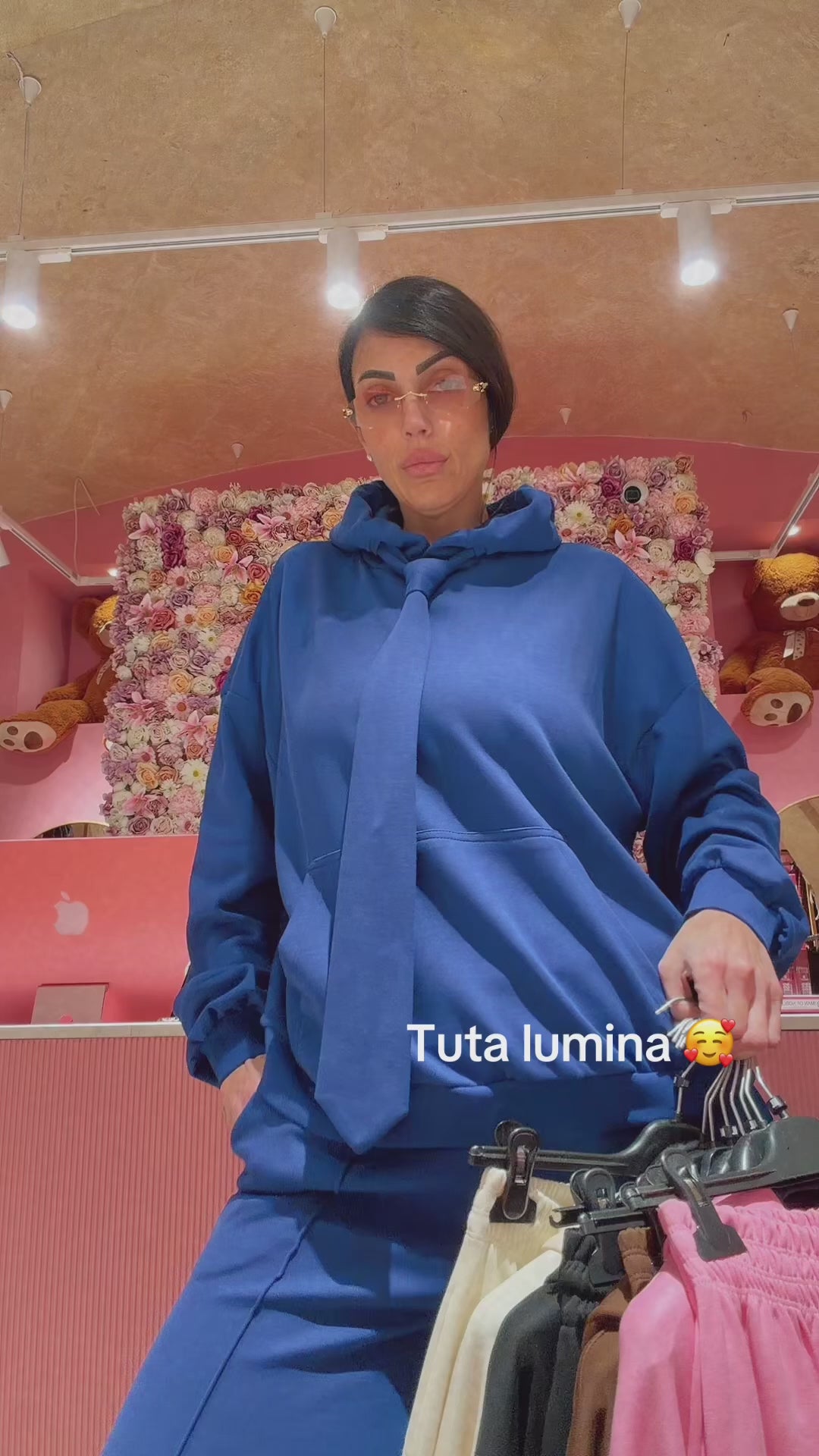Carica video: Coordinato luminaa con cravatta
